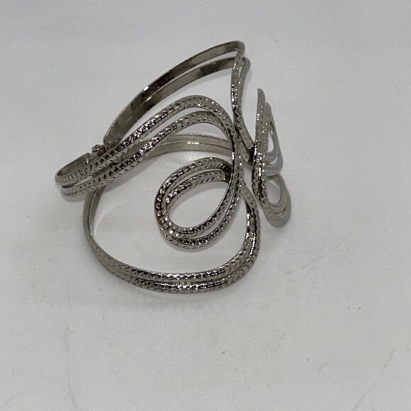 Vintage-Inspired Silver-Tone Openwork Hinged Bracelet Elegant Design - Picture 2 of 9